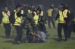 Clip. Vụ giẫm đạp tại Indonesia là thảm họa tồi tệ nhất lịch sử bóng đá