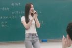Cô giáo gây tranh cãi với quần jean, váy juyp khi lên lớp