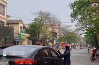 Bị vợ bắt quả tang chở ‘bồ nhí’ trên ô tô, chồng điều khiển xe kéo lê vợ trên đường gây phẫn nộ