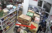 Clip hai nữ siêu trộm nhét 20 chai dầu gội của siêu thị vào quần