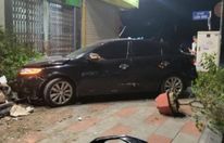 Clip: Toàn cảnh vụ ‘xe điên’ đâm hai ô tô cùng hàng loạt xe máy ở Tam Bạc, Hải Phòng tài xế quỳ lạy