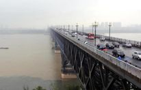 “Không có gì quý hơn mạng sống”: Câu chuyện của người đàn ông 20 năm tình nguyện cứu sống hơn 400 người trên “cây cầu tự tử”