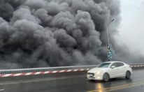 Hà Nội: Cháy dưới gầm cầu Thăng Long, khói đen bốc cao hàng chục mét