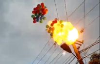 Clip: Va vào đường dây điện, bóng bay phát nổ như bom