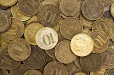 Phá kỉ lục 7 năm: Đồng rúp “quá mạnh” khiến quan chức Nga phải kêu gọi cho tiền rúp yếu đi