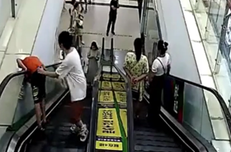 Clip cậu bé bị mắc kẹt đầu khi đi thang cuốn