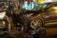 Clip. Hiện trường vụ tai nạn liên hoàn 4 ôtô tông nhiều xe máy tại Hà Nội