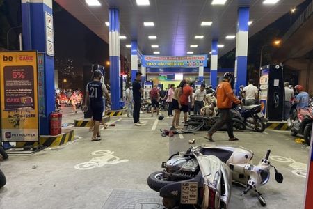 Ô tô càn quét cây xăng ở Hà Nội, nhiều người bị thương