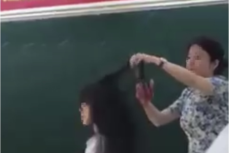 Clip nữ sinh bị cô giáo cầm kéo cắt tóc giữa lớp vì nhuộm light