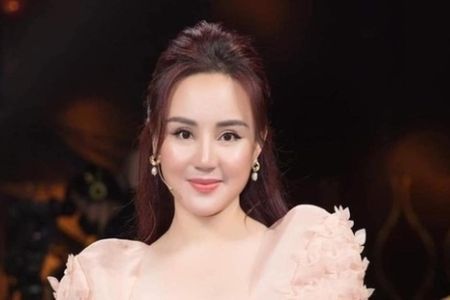 Con trai bà Phương Hằng đâm đơn tố giác, Công an TP HCM triệu tập ca sĩ Vy Oanh
