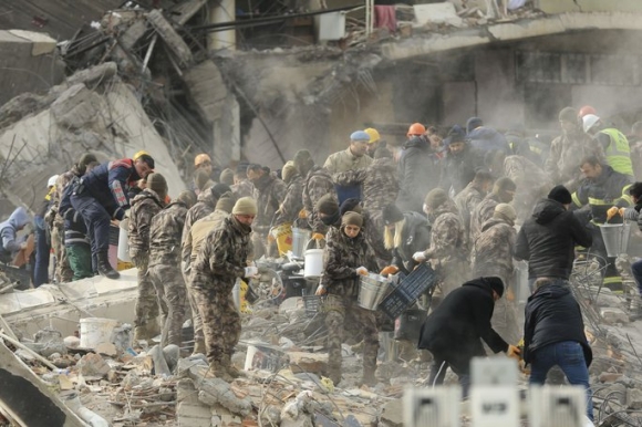 Hơn 1.500 người đã thiệt mạng sau động đất ở Thổ Nhĩ Kỳ và Syria - 11
