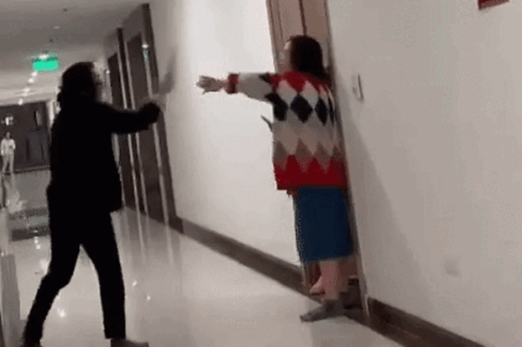 Vụ người phụ nữ cầm dao đi dọc hành lang, đe doạ hàng xóm: Bức xúc động thái ban quản lý - 1