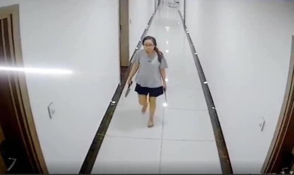 Vụ người phụ nữ cầm dao đi dọc hành lang, đe doạ hàng xóm: Bức xúc động thái ban quản lý