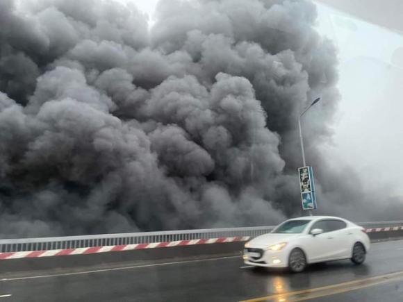 Hà Nội: Cháy dưới gầm cầu Thăng Long, khói đen bốc cao hàng chục mét - Ảnh 1.