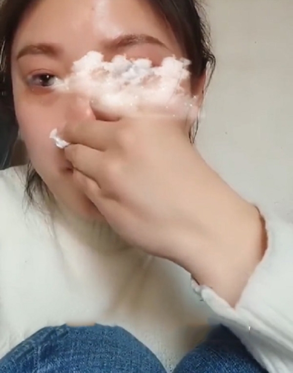  Cô gái không ngừng lấy giấy lau đi những giọt nước mắt. (Ảnh: Cắt từ clip Douyin)
