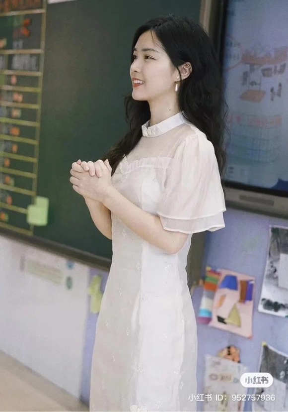 Cô giáo Quảng Châu gây tranh cãi với quần jean, váy juyp khi lên lớp - Hình 5