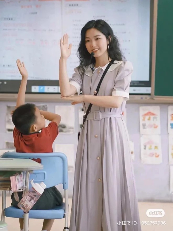 Cô giáo Quảng Châu gây tranh cãi với quần jean, váy juyp khi lên lớp - Hình 4