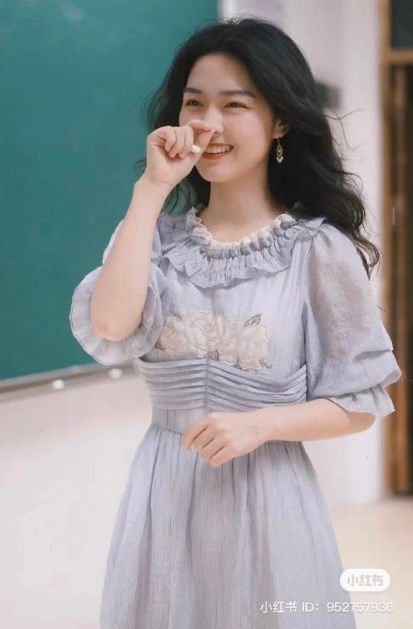 Cô giáo Quảng Châu gây tranh cãi với quần jean, váy juyp khi lên lớp - Hình 6