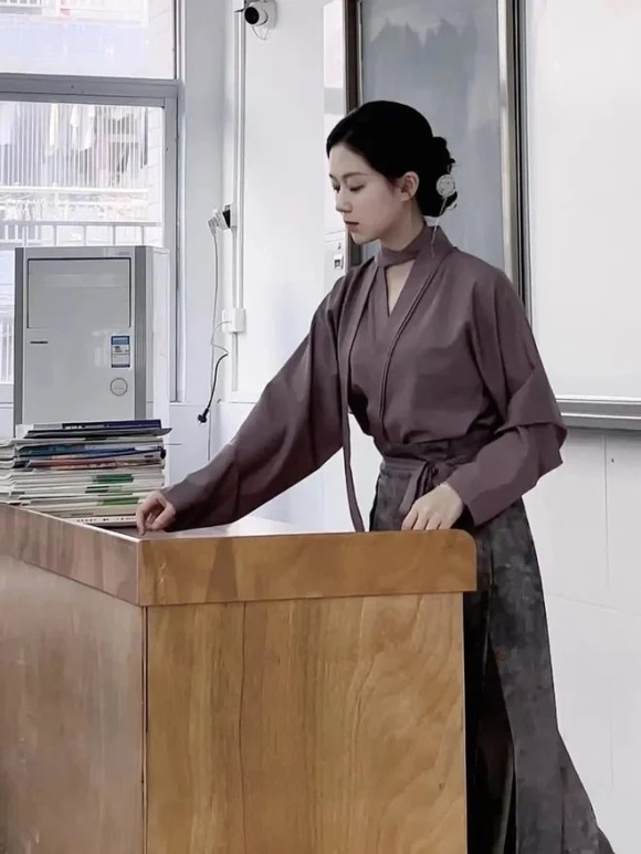 Cô giáo Quảng Châu gây tranh cãi với quần jean, váy juyp khi lên lớp - Hình 7