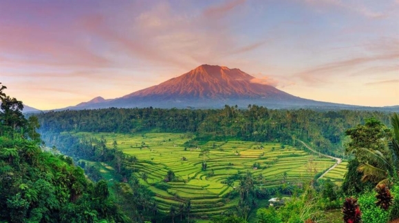 Nam du khách tụt quần trên đỉnh núi thiêng Bali bị chỉ trích dữ dội-2