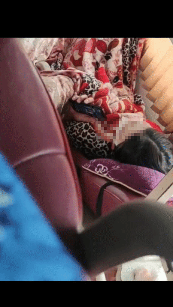 Xôn xao clip ghi cảnh cô gái nằm trên xe khách ngủ mê man bị gã đàn ông đưa tay vào trong áo sờ soạng Ảnh 1